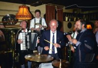 Lattek, Coordes, Augenthaler auf der Meisterfeier.