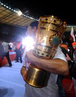 Fussball: DFB Pokal Finale: DFB POKAL IN HAENDEN