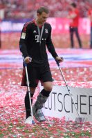 Fussball, 1. Bundesliga Saison 16/17: Jubel FC Bayern Muenchen mit Schale