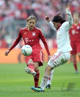 Fussball 1. Bundesliga, Saison 2011/2012:  Anatoliy Tymoshchuk (li, FC Bayern Muenchen) gegen Almong Cohen (1 FC Nuernberg)