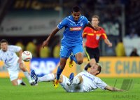 Fussball 1. Bundesliga : Ivan Rakitic (unten, FC Schalke 04) gegen Luiz Gustavo Dias (TSG 1899 Hoffenheim)