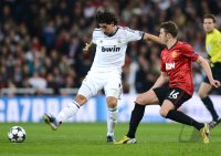 FUSSBALL INTERNATIONAL CHL ACHTELFINALE 12/13: Sami Khedira (li, Real Madrid) gegen Michael Carrick (Manchester United FC)