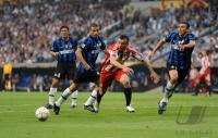Fussball Champions League Finale: Ivica Olic (mitte, FCB) gegen Lucio  (re, Inter)