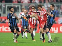 Fussball CHL  Saison 2010/2011: Cristian Chivu (li, Inter Mailand) gegen Thomas Mueller (Mitte, FC Bayern Muenchen) gegen Andrea Ranocchia (re, Inter Mailand)