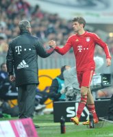 Fussball 1. Bundesliga, Saison 2011/2012:  Trainer Jupp Heynckes  (li.) wechselt Thomas Mueller (FC Bayern Muenchen) aus
