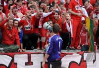 Fussball 1. Bundesliga : Torwart Michael Rensing (FCB) mit Megaphone in der Fankurve