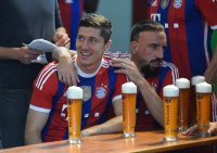 Fussball 1. Bundesliga 14/15: Robert Lewandowski (FC Bayern Muenchen) mit Weissbier