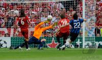 Fussball Champions League Finale: TOR zum 0:1 von Diego Milito  (Inter) gegen Torwart Hans Joerg Butt (FCB) und Holger Badstuber (FCB)