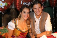 FUSSBALL 1. BUNDESLIGA:  Daniel van Buyten mit seiner Frau Celine