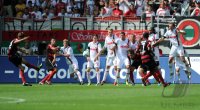 Fussball 1. Bundesliga, Saison 2011/2012:  Freistoss von Julian Schuster (li, SC Freiburg)