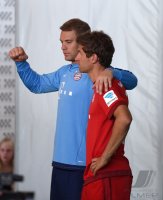 Fussball 1. Bundesliga 15/16: Torwart Manuel Neuer (FC Bayern Muenchen) und Thomas Mueller (FC Bayern Muenchen)