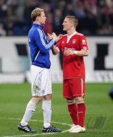 Fussball 1. Bundesliga: Torwart Manuel Neuer (li., Schalke) mit Bastian Schweinsteiger (re., FCB)