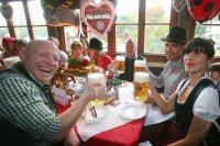 FUSSBALL 1. BUNDESLIGA 13/14:  Trainer Pep Guardiola mit einer Mass Bier