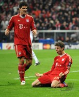 Fussball CHL  Saison 2011/2012:  JUBEL nach dem TOR Mario Gomez (li,) mit Thomas Mueller (FC Bayern Muenchen)
