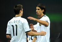 Fussball International EM 2012-Qualifikation:  Jubel nach dem Tor zum 3:0  Miroslav KLOSE, Sami KHEDIRA (v. li., Deutschland)