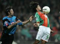 Fussball Champions League: Bremen - Udinese, Zweikampf