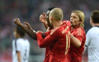Fussball 1. Bundesliga, Saison 2012/2013:  Jubel nach dem Elfmeter Tor zum 2:0 David Alaba, Arjen Robben und Anatoliy Tymoshchuk  (v. li. FC Bayern Muenchen)