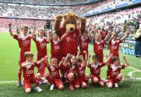 Fussball 1. Bundesliga Saison 14/15: FC Bayern Maskottchen Berni mit Audi Einlaufkids