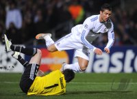 Fussball CHL  Saison 2010/2011: Hugo Lloris (li, Lyon) gegen Cristiano Ronaldo (re, Real Madrid)