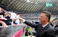 Fussball 1. Bundesliga : Trainer Louis van Gaal (FC Bayern Muenchen) schreibt den Fans Autogramme