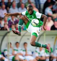 FUSSBALL, Bundesliga, SV Werder Bremen: SANOGO Einzelaktion