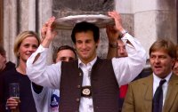 Fussball:  Mehmet Scholl jubelt mit der Meisterschale