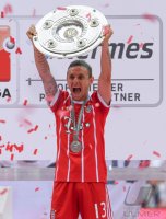 Fussball, 1. Bundesliga Saison 16/17: Jubel FC Bayern Muenchen mit Schale