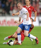 Fussball International EM 2012-Qualifikation: Wayne ROONEY (li, England) gegen Stephan LICHTSTEINER (re, Schweiz)