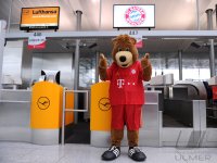 FUSSBALL INTERNATIONAL  CHL Halbfinale 11/12:  Bernie das Maskottchen vor dem Lufthansa Check In