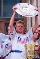 Fussball: Stefan Effenberg jubelt mit der Meisterschale