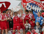 Fussball 1. Bundesliga  FC Bayern Muenchen bekommt die Meisterschale