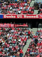 Fussball 1. Bundesliga : FC Bayern Muenchen Fankurve mit einem Banner, DANKE ULI , Praesident Uli Hoeness (FC Bayern Muenchen)