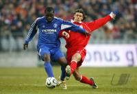 Fussball 1. Bundesliga: Bayern - Schalke, Zweikampf