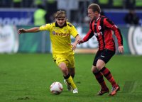Fussball 1. Bundesliga : Marcel Schmelzer (li, Borussia Dortmund) gegen Patrick Ochs (re, Eintracht Frankfurt)