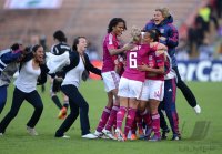 FUSSBALL INTERNATIONAL  CHL Frauen Finale 11/12:  Olympique Lyon feiert den Sieg