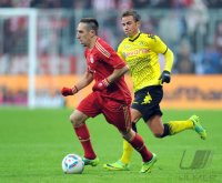 Fussball 1. Bundesliga, Saison 2011/2012: Franck Ribery (li, FC Bayern Muenchen) gegen Mario Goetze (Borussia Dortmund)