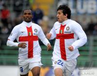 FUSSBALL SERIE A: JUBEL von Diego Milito mit  Samuel Eto o (v.re., Inter)