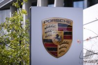 Werbeschild des Porsche Zentrum Stuttgart