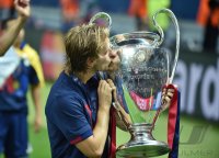 Fussball Champions League Finale 2015: JUBEL Ivan Rakitic mit CHL Pokal