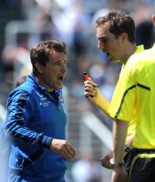 U19 Fussball Bundesliga :  Schiri Stefan Glasmacher zeigt ein Feuerzeug welches von den 1860 Fans auf das Spielfeld geworfen wurde