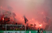Fussball DFB Pokal  Halbfinale  2025/2026  23.04.2026VfB Stuttgart - SC Freiburg, Choreo, Choreografie , FANS, FANKURVE, POYROS, PYRO, ULTRA, ULTRAS, HOOLIGAN, HOOLIGANS, PYROTECHNIK, PYROS, RAUCH, BENGALISCHES, FEUER, BENGALOS, BENGALFEUER, CHAOS, CHAOT
