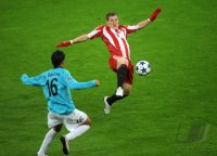 Fussball Champions League  Saison 2010/2011: Rafael Bastos (li, CFR 1907 Cluj) gegen Bastian Schweinsteiger (re, FC Bayern Muenchen)