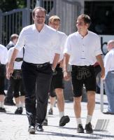 1. Fussball Bundesliga : FC Bayern in Lederhosen bei Paulaner