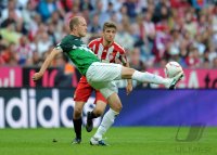 Fussball 1. Bundesliga &Atilde;Saison 2010/2011: Petri Pasanen (li, SV Werder Bremen) gegen Thomas Mueller (re, FC Bayern Muenchen)