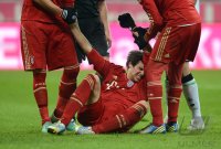 Fussball 1. Bundesliga, Saison 2012/2013:  Javi , Javier Martinez (FC Bayern Muenchen) muss verletzt ausgewechselt werden