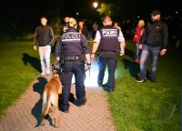 Tuebinger Nachtleben, Menschenansammlung im Bota (Alte Botanischen Garten) in der Nacht auf Sonntag