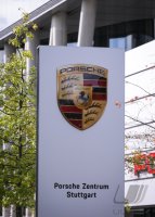 Werbeschild des Porsche Zentrum Stuttgart
