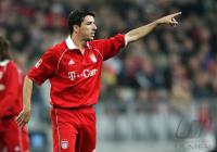 Fussball FC Bayern-Bremen; Makaay gibt die Richtung vor