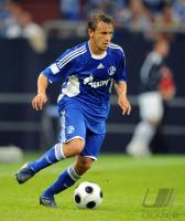 Fussball 1. Bundesliga, FC Schalke 04: RAFINHA Einzelaktion am Ball