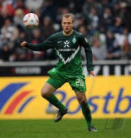 Fussball: 1. Bundesliga Saison 2010/2011: Bremen, JENSEN am Ball